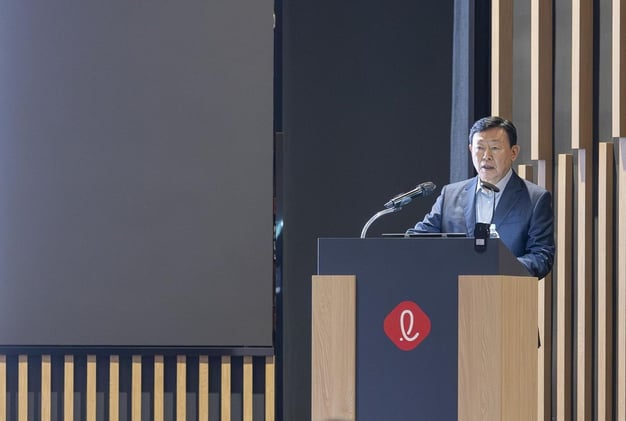 Lotte Chairman urges executives to rebuild the company's core strengths at the leadership meeting.