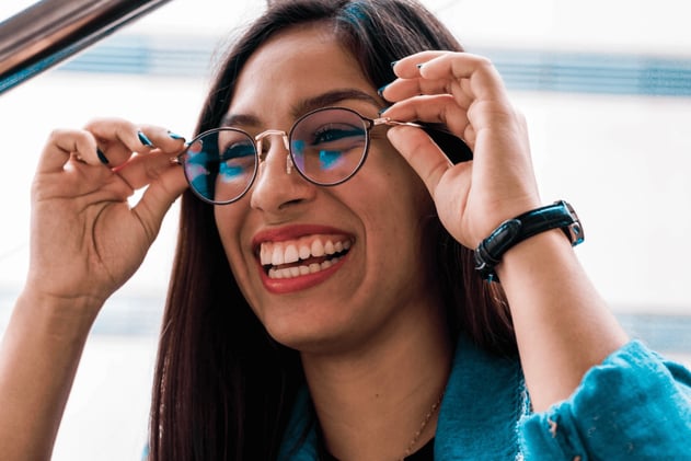 Pros and Cons of Anti-Reflective Coating for Eyeglasses