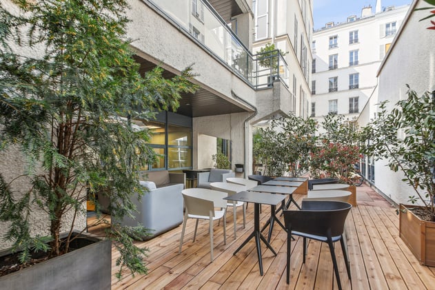 65 postes de travail disponibles