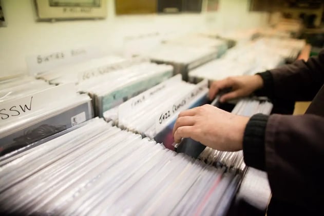 Los CDs y el vinilo vuelven a ser más populares que las descargas digitales