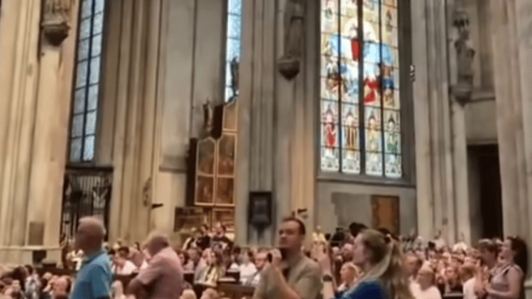 Organist's otherworldly "Interstellar" score 🤩