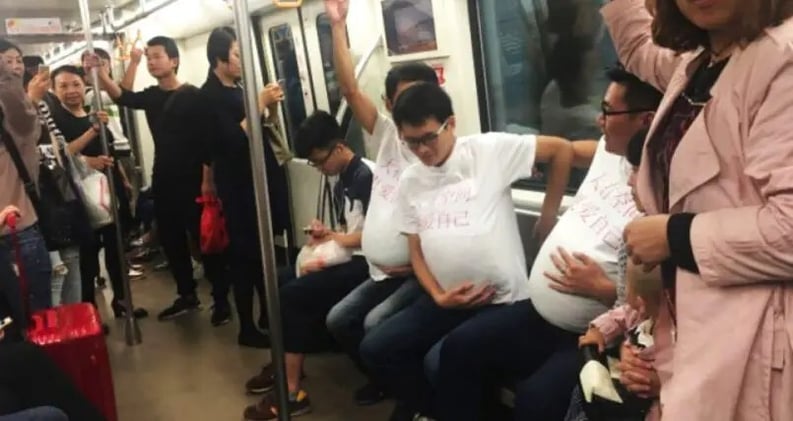 «Embarazados» hacen campaña para que la gente ceda sus asientos