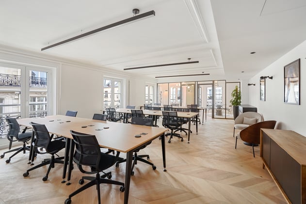 ✨ 36 postes de travail par étage rue d'Uzès — Style industriel et luminosité au cœur du Sentier