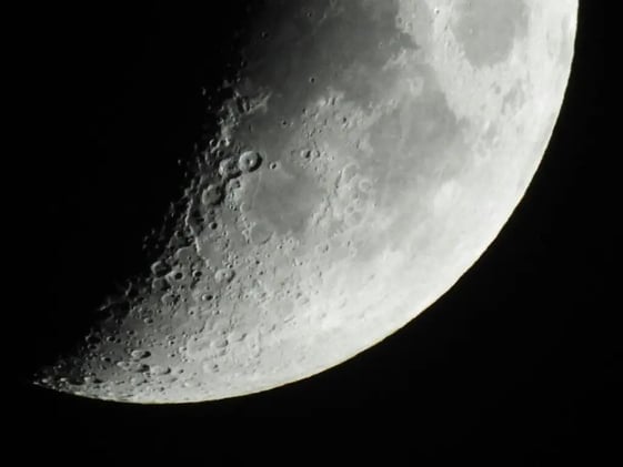 El potente zoom que permite ver la superficie Luna