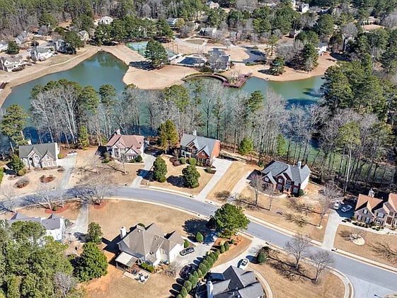 🌅 Wake Up to Waterfront Living!