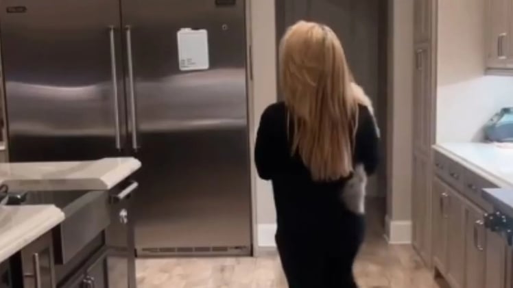 WWE Champion’s Shocking Wardrobe Malfunction 😱 Huge SmackDown Announcement 🚨 Brutal Botch 💥 Unfortunate Update & More