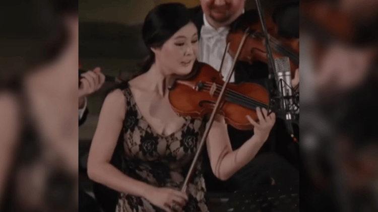 Violinist's extraordinary performance 🎻
