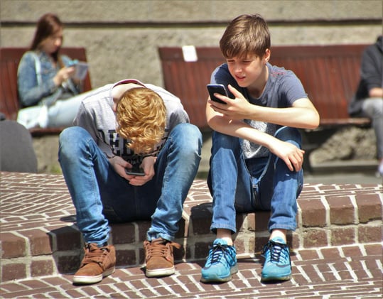 Nuevo estudio revela cómo usar smartphones antes de los 13 años afecta la salud mental en la adultez