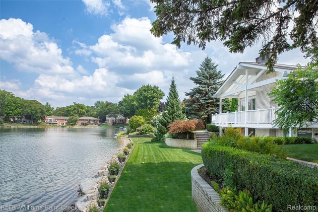 🚤 Luxury Waterfront Homes You Won’t Want to Miss