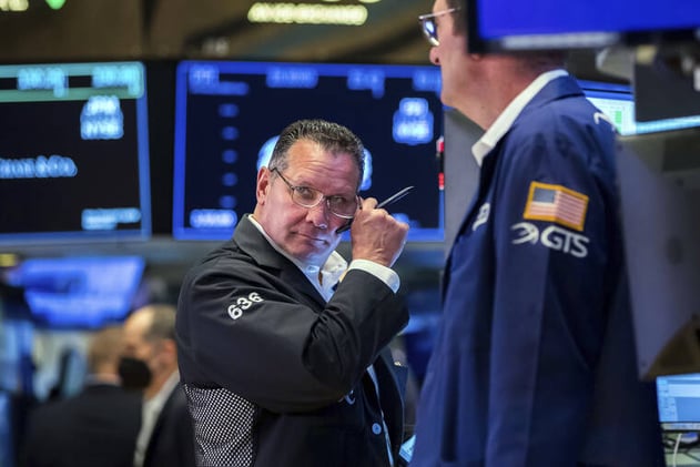 Market on Edge: Earnings Disappoint, Oil Surges, Tech Down