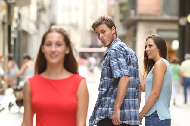 El origen del meme del “novio distraído”