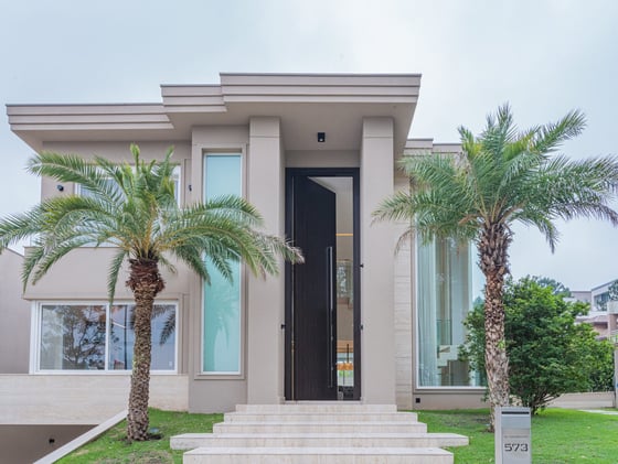 A realidade das portas gigantes na arquitetura brasileira