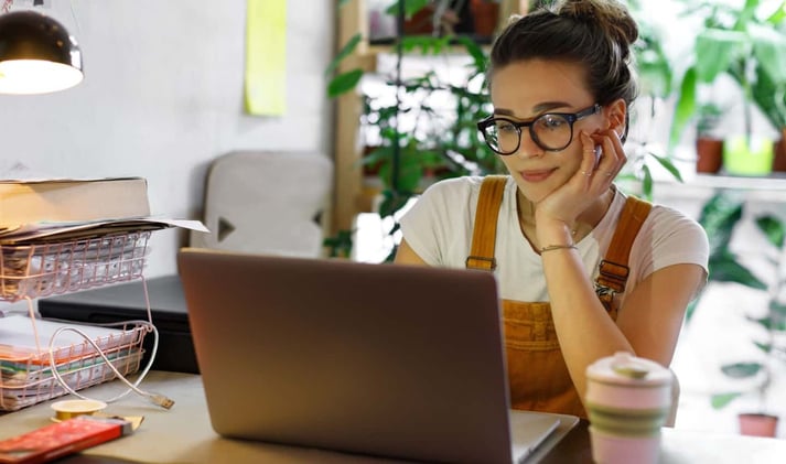The Digital Secretary: How One Woman Makes $3,000 per Month as a Virtual Assistant