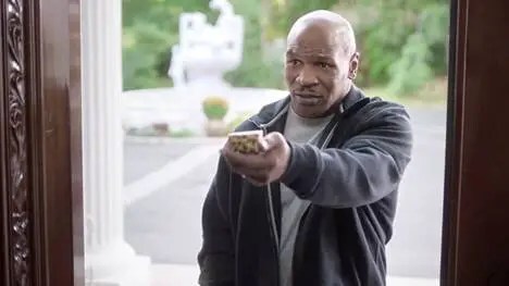 Mike Tyson le devuelve la oreja a Evander Holyfield en una publicidad