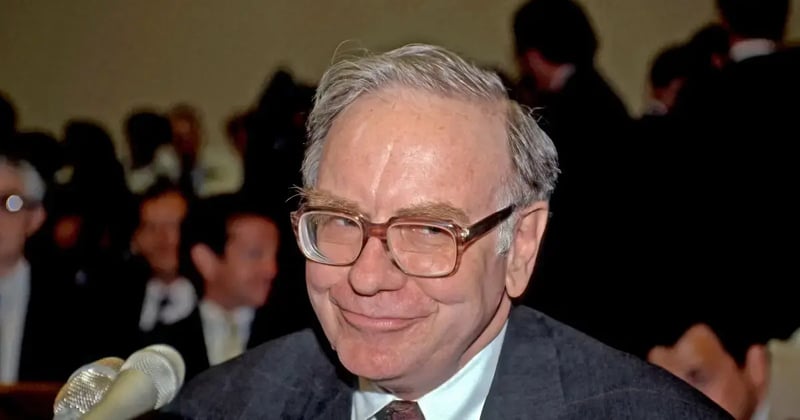 Warren Buffett's Quiet Options Strategy: Lessons for Income Investors