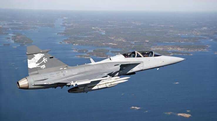 Military Alert: Gripen Aircraft Conducts Crucial Highway Landing Trial