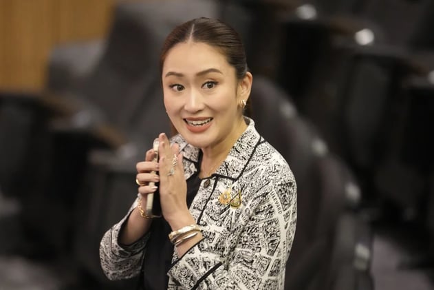 Spilling the Thai Tea: A Shinawatra Shocker in Politics! 🍵👑