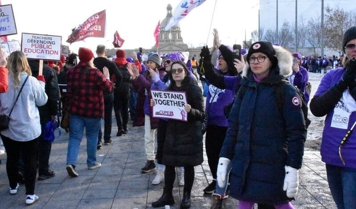 💰 Lake Louise Man Wins Lotto