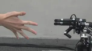 El robot que siempre gana a piedra, papel o tijera