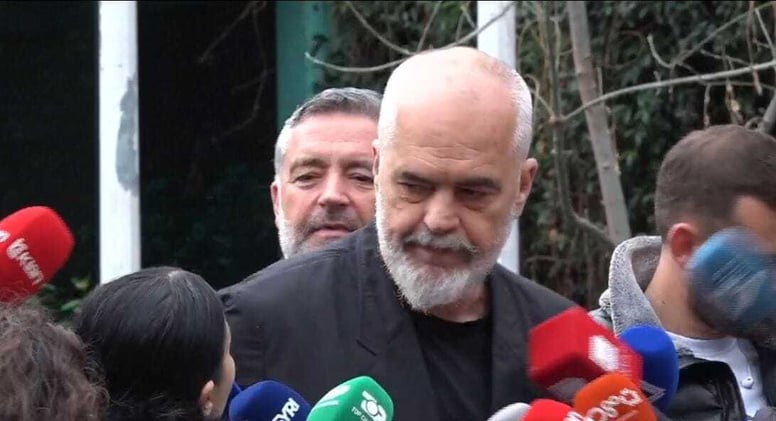 Edi Rama, nga epoka e riedukimit në epokën e prekjeve fizike ndaj gazetarëve!