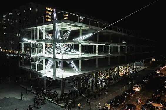 Una estrella gigante atrapada en un edificio