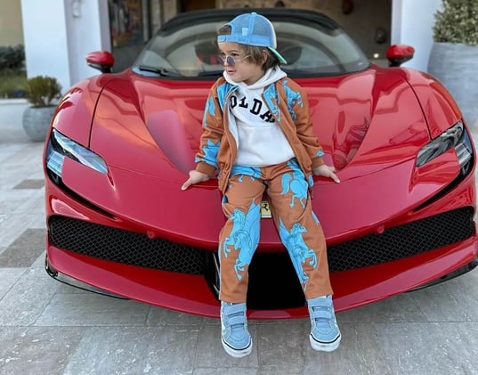 Tiene apenas 3 años y ya es un asombroso piloto de supercoches