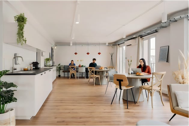 32 postes de travail disponibles