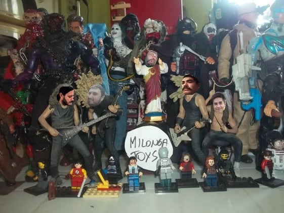 Milonga Customs: hacen muñecos de acción, pero bizarros