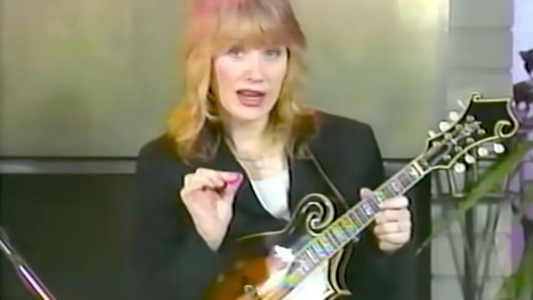 Nancy Wilson Shows How to Play Led Zeppelin’s 'The Battle of Evermore'