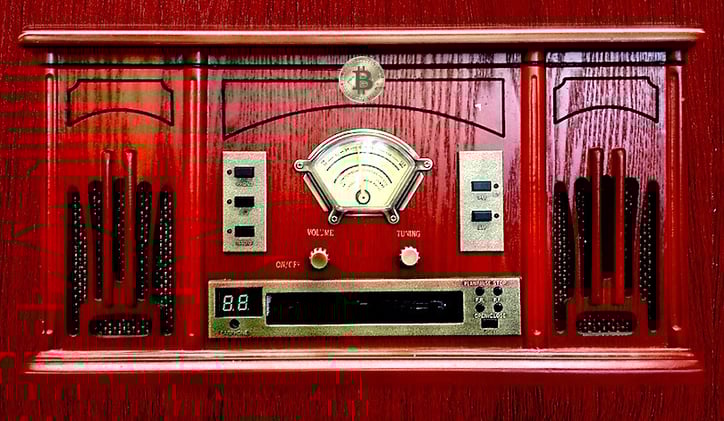 Crypto Entrepreneur Sends Bitcoin (BTC) to Bloomberg Columnist Over Radio Waves