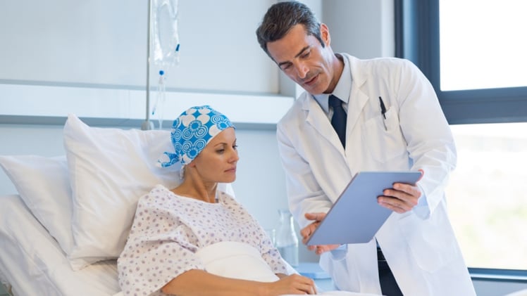 ¿Quién debe tratarme? Cirujano oncólogo vs. oncólogo médico: lo que nadie te explica (y que puede salvarte la vida)
