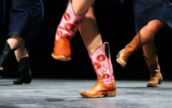 🦬 Eat “Wet Shoes,” Then Go Line Dancing 🤠