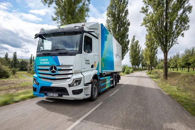 eActros 400 Premiere, erster MCS-Lader an der A2 & E.ONs Lade-Reservierung