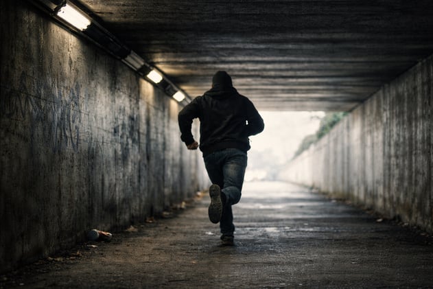 NO ES QUE NO VIBRES ALTO. ES QUE SIGUES HUYENDO DE TI