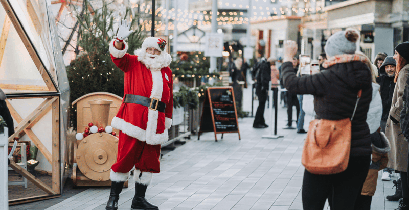 🍦Lights, Camera, Holiday Spirit!