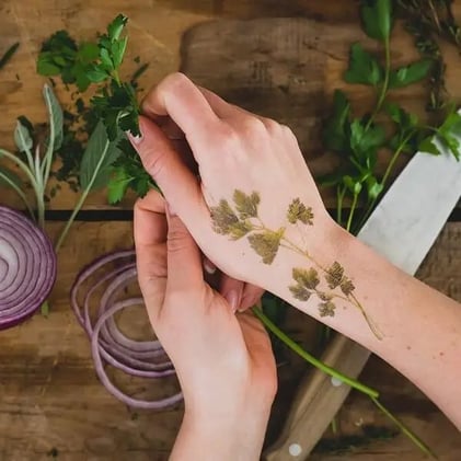 Lanzan tatuajes temporarios perfumados con hierbas