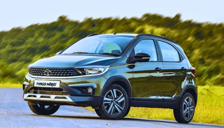 Diwali Offer Tata Tiago पर मिला अब तक का सबका बड़ा धमाका छूट, शोरुम के बहार लगी लम्बी कतारें 