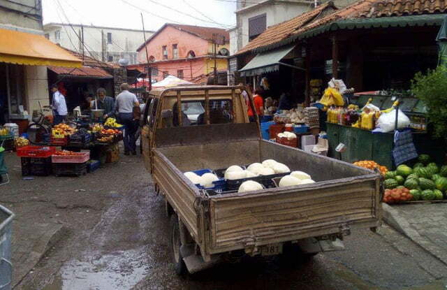 Merkata e Rusit në Shkodër, aty ku ushqimet shiten mes pluhurit dhe baltës