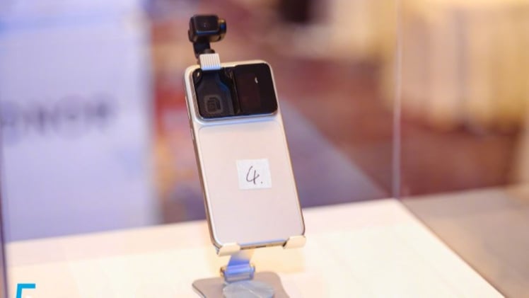 Honor Robot Phone surfaces in real-life photos