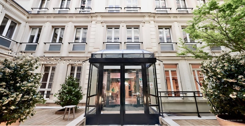 100 postes de travail disponibles