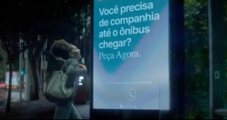 Paineis da Eletromídia viram cameras de segurança noturna em paradas de ônibus