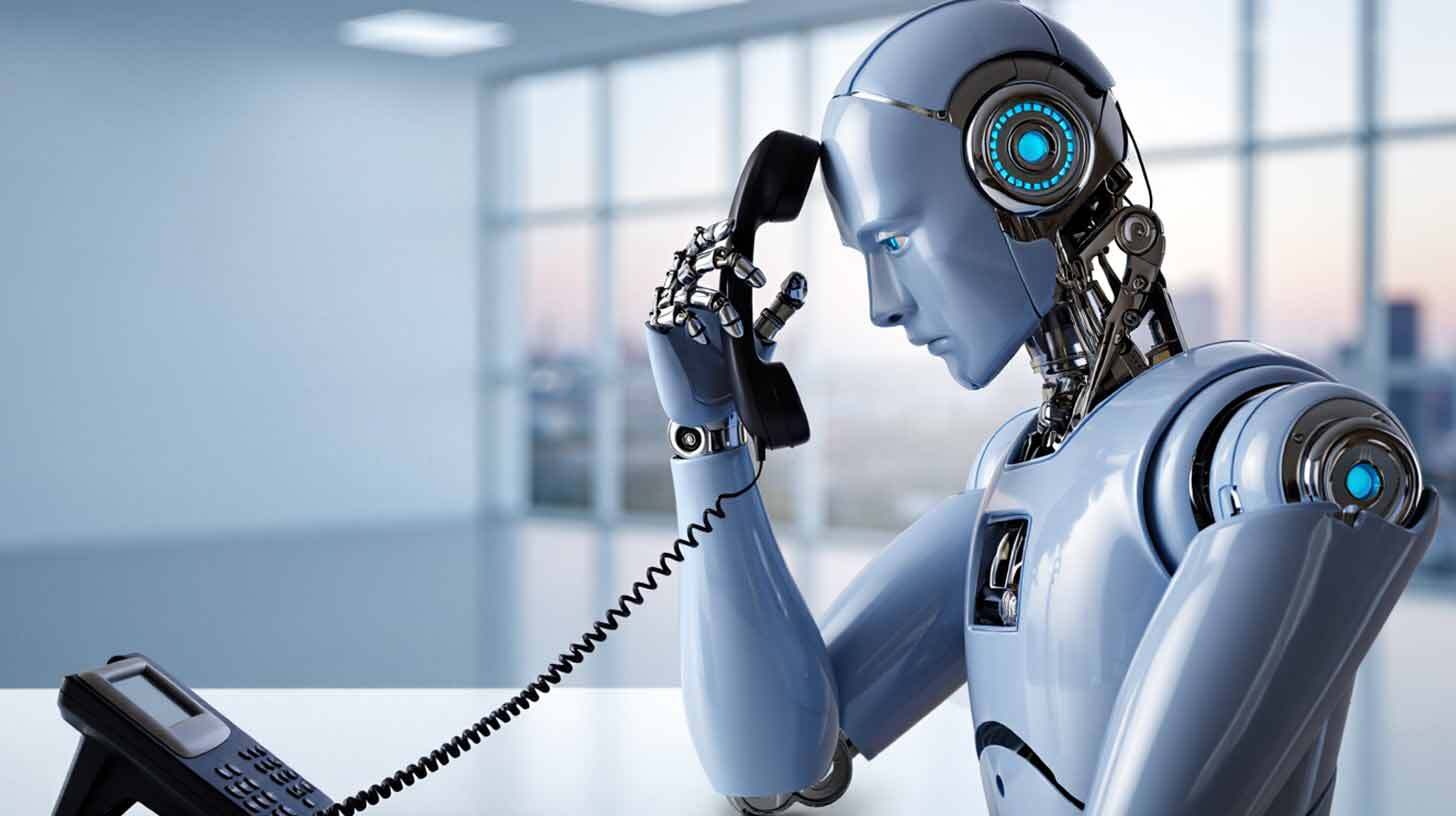 Robot hoiab käes telefonitoru ja istub kontorikeskkonnas.
