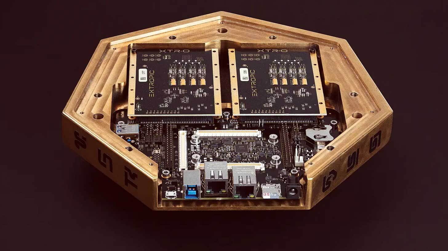 Kuldne, kuusnurkne tehnoseade, mille sees on erinevad trükiplaadid ja elektroonikakomponendid. Seade sisaldab kaardipesasid ja erinevaid ühendusporte, nagu USB ja Ethernet, ning selle peal on kirjadega komponendid.