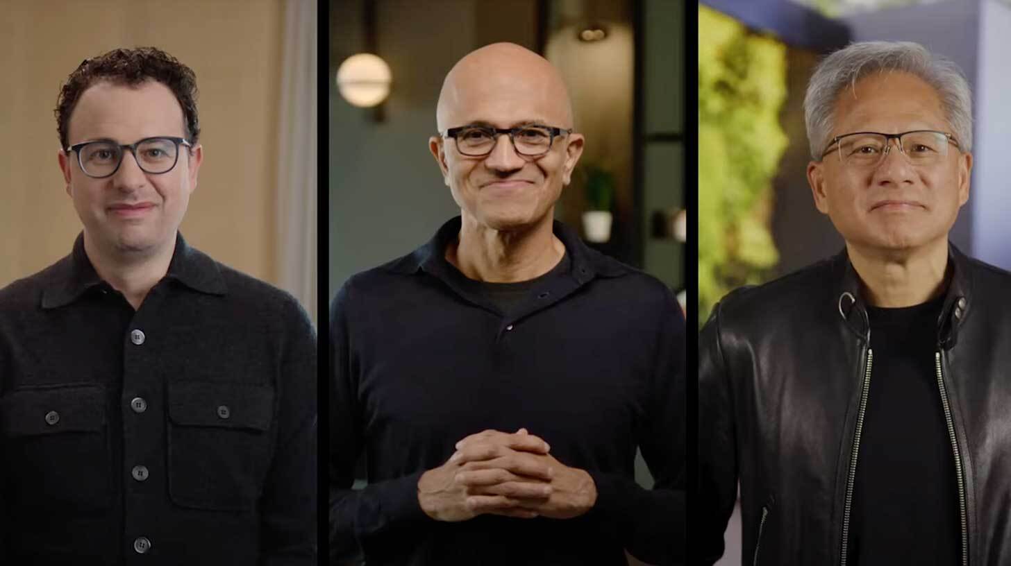 Kolm meest seisavad eraldi kaadrites. Vasakul mees prillide ja tumeda nööpidega kampsuniga, keskel mees prillide ja tumeda triiksärgiga, käed koos ees. Paremal mees prillide ja musta nahkjaki ning musta särgiga. Taustal on tuhm, neutraalne keskkond.