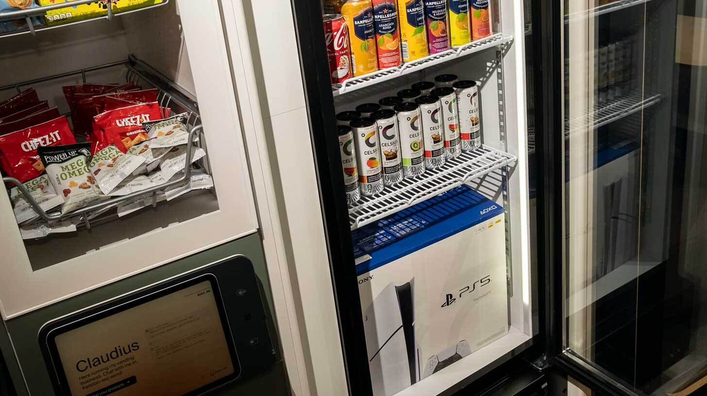 Külmik, mille ülemistel riiulitel on erinevad joogipurgid, sealhulgas Celsius ja Sanpellegrino. Alumisel riiulil on PlayStation 5 karp. Vasakul on müügiautomaat, kus on erinevaid suupisteid nagu Cheez-It ja Mega Omega pähklisegu.